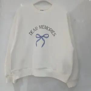 [에꼴리에][모다부평]볼륨 소매 리본 맨투맨티/25A0454IV_BP