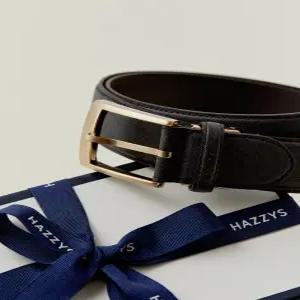 헤지스 액세서리 남성 24FW [스테디셀러]브라운 음각로고 소가죽 벨트 WUBE4F701W3