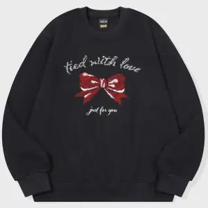 리본 드로잉 자수 스웨트셔츠 네이비