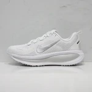 나이키 보메로 18 화이트 여성용 런닝화 HM6804-104