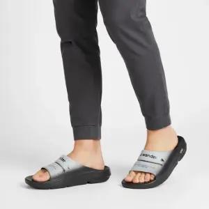 OOFOS × AND WANDER OOAHH RECOVERY SANDAL - BLACK 5744978309-010) 우포스 X 앤드더 리커버리 샌들)