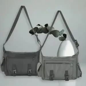 투버클 사이드 포켓 크로스백 조절 가능한 어깨끈 다용도 가방 무난한 색상 데일리가방