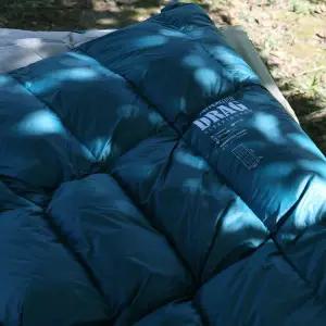 [하프클럽/어반캠퍼]어반캠퍼 다우니페더 드래그 2400g 덕다운 캠핑 침낭 오리털 충전재 캠핑이불