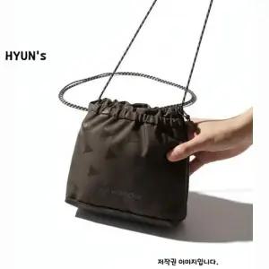 AND WANDER 25FW Triangle JQ Sacoche - Brown 5744975322-050)