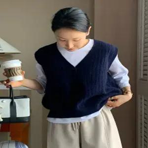 오브닝 브이넥 버튼 니트 조끼 (one color)