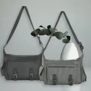 투버클 사이드 포켓 크로스백 조절 가능한 어깨끈 다용도 가방 무난한 색상