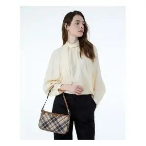 닥스 액세서리 여성 24FW 스테디셀러 브라운 체크 가죽 숄더백 WCBA4F671W2 890462