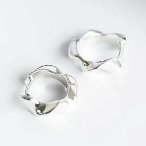 실버귀걸이 (폭스타일)(실버) 데이 웨이브 링 귀걸이