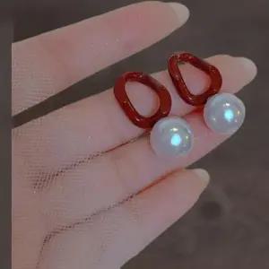 [신상오픈런]여성용 레드 타원형 진주 실버 귀걸이 (33305795)