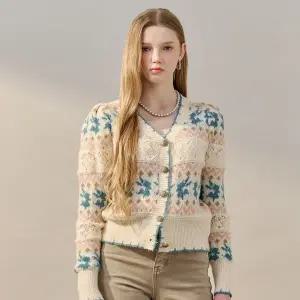 [마쟈] 페어아일 자카드 브이넥 니트 가디건 ZF02QD001NA