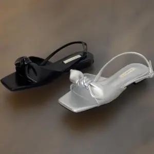[신상오픈런]여성용 클래식 블랙 실버 리본 사각코 스트랩 샌들 (35834246)