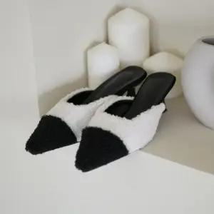 [신상오픈런]뽀글이 키튼힐 스틸레토 여성 겨울뮬 털슬리퍼 (28754638)