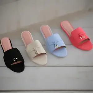 [신상오픈런]여성 귀여운 메탈 디테일 트위스트 스트랩 오픈토 로우힐 샌들 (34325252)