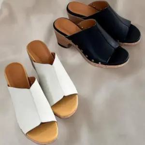 [신상오픈런]여성 블랙 화이트 메탈 포인트 통굽 가죽 뮬 샌들 (36391383)