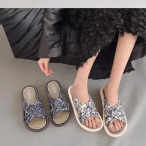 [신상오픈런]여성용 에스닉 슬리퍼 크로스 스트랩 편안한 실내화 (35834287)