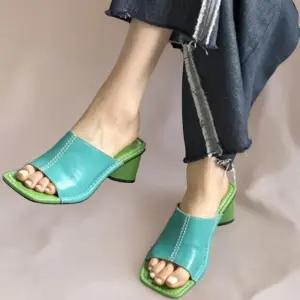 [신상오픈런]여성 클래식 컬러 스티치 오픈토 사각코 통굽 샌들 (36391793)