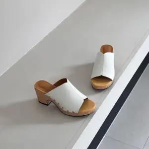 [신상오픈런]여자 장식 가죽 통굽 뮬 메탈 화이트 샌들 (36358083)