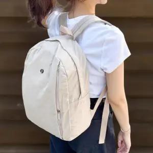 [신상오픈런]여성용 캐주얼 무지 색상 나일론 대용량 지퍼 학생용 백팩 (41267235)
