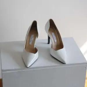 뾰족코 국내제작 미들굽 기본구두 트임 여성 하이힐Y