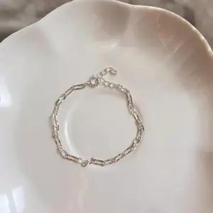 [신상오픈런]여성용 실버 체인 팔찌 - 기념일 사각 고리 디자인 (37006575)