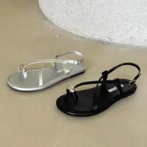 [신상오픈런]여성 블랙 실버 발가락 얇은 스트랩 샌들 (35834256)