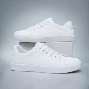 남성 화이트 운동화 기본형