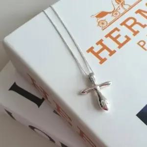 [신상오픈런]여성용 클래식 실버 십자가 패션 목걸이 (41341341)