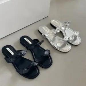 [신상오픈런]여성용 리본 장식 유광 낮은굽 슬리퍼 샌들 (35834261)