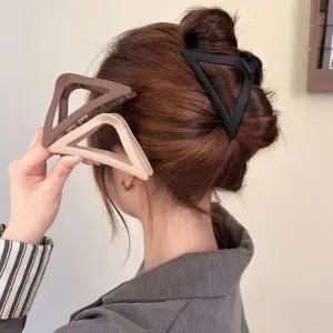 [신상오픈런]트라이앵글 컷아웃 놈코어룩 뉴트럴 반집게핀 (30488692)