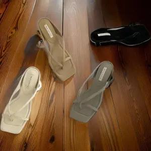 [신상오픈런]여성 여름 단색 더블 스트랩 사각 앞코 샌들 (32331510)