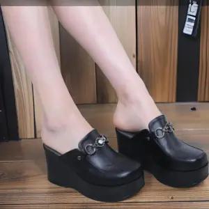 [신상오픈런]여성 키 높이 버클 디테일 탄탄 가죽 플랫폼 뮬 샌들 (32331277)