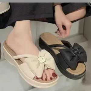 [신상오픈런]여성 리본 로고 통굽 키높이 쿠셔닝 슬리퍼 샌들 (39139937)