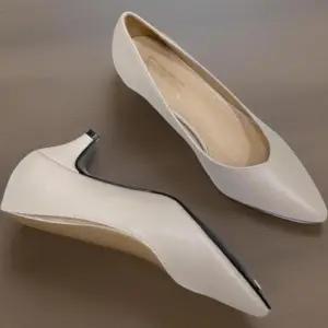 [신상오픈런]여성용 클래식 면접용 뾰족코 로우힐 펌프스 신발 (39139783)