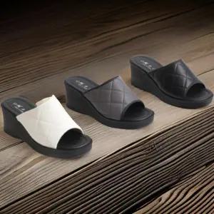 [신상오픈런]여성 편안한 가죽 통굽 퀄팅 웨지힐 샌들 (32331274)