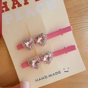 [신상오픈런]여성 핑크 큐빅 하트 헤어핀 세트 두 개 집게핀 (32330170)