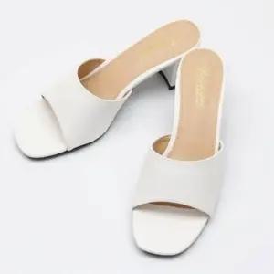 [신상오픈런]여성 심플 사각 앞코 통굽 로우힐 여름 샌들 (39183343)