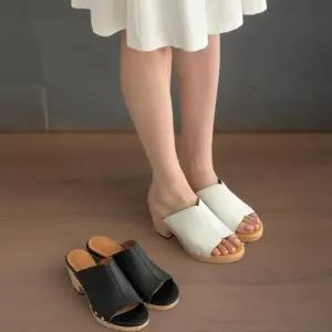 [신상오픈런]여성 블랙 화이트 메탈 장식 통굽 가죽 뮬 샌들 (36232541)