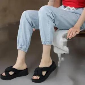 [신상오픈런]여성 통굽 슬리퍼 쿠션 끈 위빙 디자인 푹신한 편안함 (39187726)