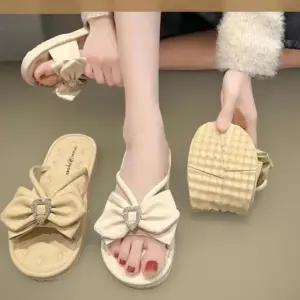 [신상오픈런]여성용 사랑스러운 리본 메탈 스트랩 쿠션 샌들 슬리퍼 (39139929)