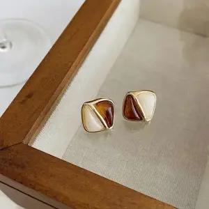 [신상오픈런]여성용 심플 투톤 골드 사각 스터드 귀걸이 (38293543)