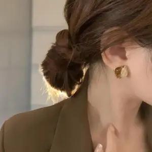 [신상오픈런]여성 심플 골드 사각형 투톤 블링 스터드 귀걸이 (38284428)