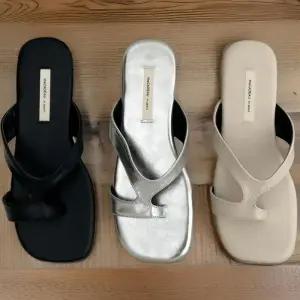 [신상오픈런]여성 여름 슬라이드 샌들 발가락 크로스 스트랩 낮은 굽 (32331514)