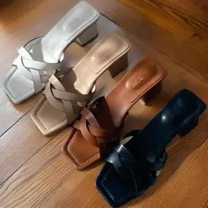 [신상오픈런]여성 여름 단색 크로스 스트랩 통굽 샌들 6cm (32331505)