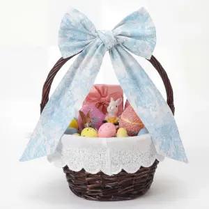 봄 피크닉을 위한 대형 파란색 선물 바구니와 손잡이 가리비 라이너가 있는 진영 부활절 위커 바구니 계란