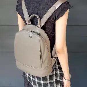 [신상오픈런]여성용 일상 지퍼형 튼튼한 가죽 컬러 라운드 백팩 (38284420)