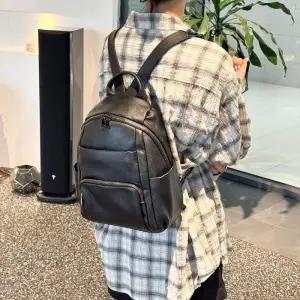 [신상오픈런]여성용 블랙 가죽 지퍼 와이드 스트랩 백팩 (38293487)