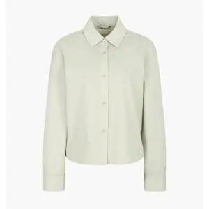 [롯데백화점]나이스클랍 원포인트 자수 크롭 셔츠 (N243MWB714)