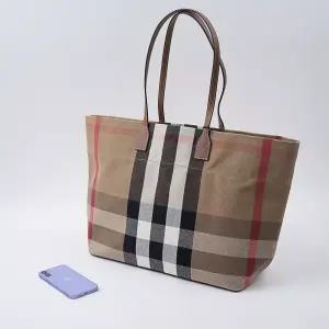 버버리 체크 런던 미듐 토트백 80840471