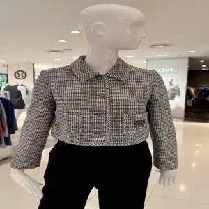 [케네스레이디](E332) 하운드 체크 자수 자켓 (EWJKPC0300)