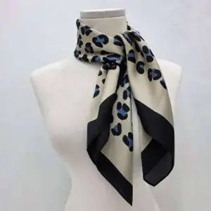 [애슬릿] 여성 스카프 호피 사각 가을 간절기 미니 쁘띠 목 짧은